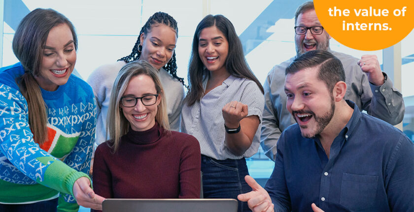 team met stagiairs en personeel voor een computer