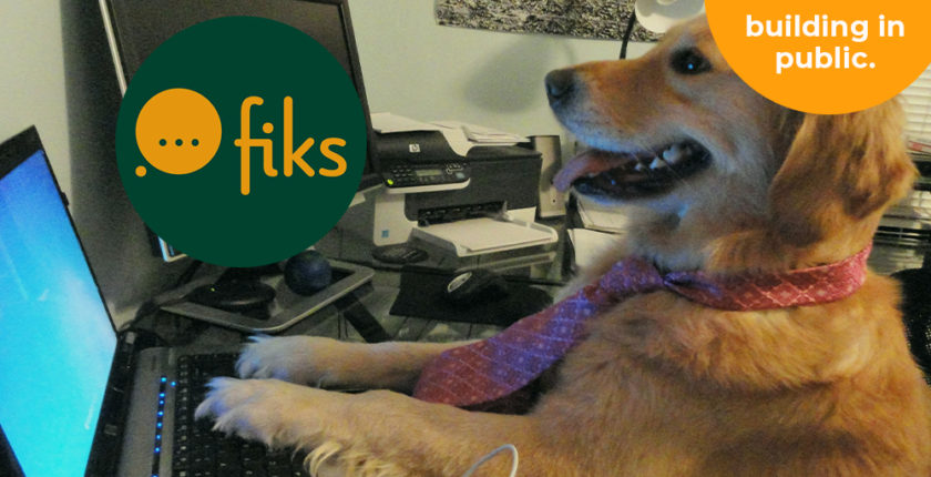 Fiks hond achter computer